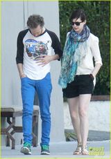 组图：海瑟薇与老公外出用餐 休闲热裤秀美腿