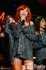 组图：SISTAR孝琳《冠军秀》夺冠 抛肩露腿肉感