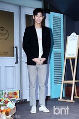 组图：金秀贤帅气夹克装出席某甜品开业典礼