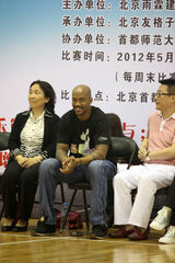 组图：王思懿马布里为球赛开球 倡导全民健康生活