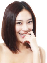 高清图：应采儿幸福绽放 闪耀钻戒不敌甜美笑容