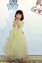 组图：钟丽缇携爱女蕾丝礼服亮相 小萝莉送飞吻