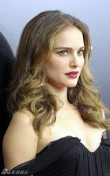 高清图：《黑天鹅》纽约首映 娜塔莉-波特曼艳光四射