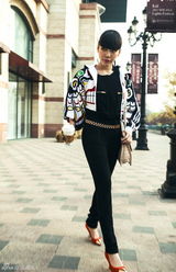 组图：吴莫愁个性街拍 单品混搭潮范儿十足