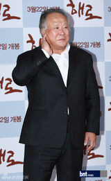 组图：韩国演员朱铉艺秀晶出席电影《偕老》首映