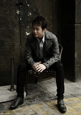 高清图：邓超纯真气质登杂志封面  谈“生存相对论” 