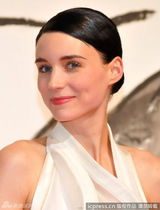 高清组图：鲁妮-玛拉性感白色露背礼服亮相东京