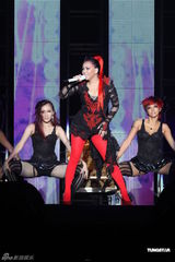 组图：阿妹身著爆乳装开唱 歌迷现场点唱饱耳福