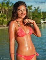 组图：超模阿里萨-米勒性感泳装写真秀古铜肤色
