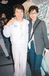 组图：吴绮莉携女换身份证 小龙女获千元红包