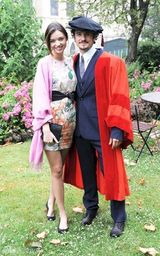 幻灯图集：布鲁姆获颁荣誉学位 女友米兰达祝贺