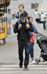 组图：奥兰多布鲁姆抱子出街 小宝贝专心舔棒冰