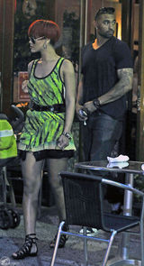 高清组图：蕾哈娜西瓜裙亮相红配绿潮味十足