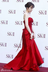 组图：汤唯林秀晶李妍熙出席活动同穿红裙斗艳