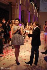 组图：莫小棋亮相时尚新品发布会秀美腿