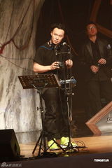 高清组图：陈奕迅香港开唱 靠唱功长裤T恤也疯狂