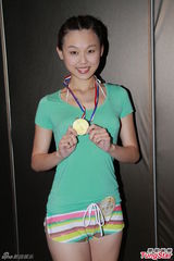 组图：港姐佳丽首度泳衣亮相 水上展傲人身姿