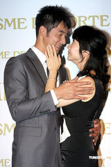 幻灯：陶晶莹与老公首度亲密代言 不忘为小S叫屈