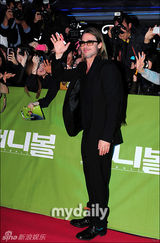 组图：布莱德皮特亮相《点球成金》韩国红地毯