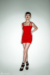 组图：黄姿琪拍亮丽大片 烈焰红唇秀性感