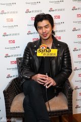 组图：新浪娱乐明星街拍盛典对话陈柏霖