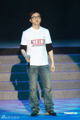 幻灯组图：庾澄庆亮相赈灾义演 为玉树深情献唱