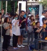 组图：大S挺5月巨肚陪汪小菲逛街 吴佩慈随行