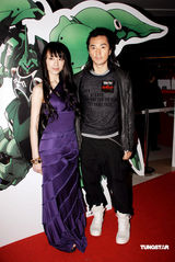 组图：郑伊健颓废造型合影栗山千明 避谈蒙嘉慧