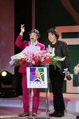 组图：孟京辉获世博贡献奖 邀詹瑞文搞怪爆笑全场