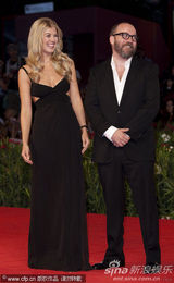 《巴尼的人生》首映 日本导演清水崇戴兔子头套抢镜