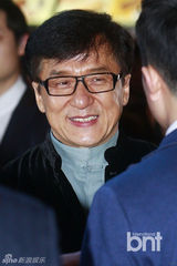 组图：成龙韩国宣传《警察故事》 始源义气助阵