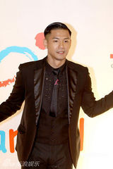 幻灯图集：王菲再现招牌烟熏妆 刘嘉玲黄色唐装雷人