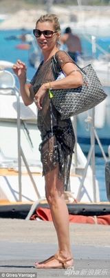组图：39岁超模凯特莫斯现身海滩心情好秀身材