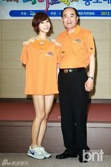 组图：韩星李贤京等出席保宁泥浆节开幕式