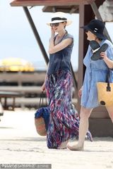 组图：安妮-海瑟薇比基尼度假 防走光水中更衣