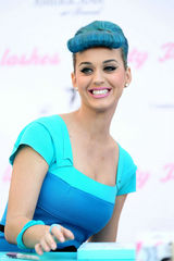 组图：凯蒂佩里蓝发爆乳似芭比 斗鸡眼表情鬼马