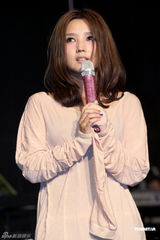 组图：何洁蛰伏三年发片回归乐坛 睡衣出场成焦点