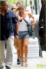 组图：44岁安妮斯顿背心热裤 疑真空当街激凸