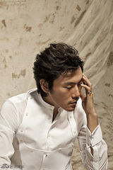 组图：秦昊全新封面写真打造清爽文艺型男