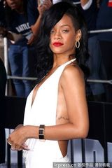 组图：蕾哈娜亮相电影首映礼 开胸露背性感十足