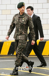 组图：韩星Rain正式退役 帅气行军礼湿眼眶