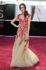 组图：露易丝-罗绣花纱裙美艳亮相奥斯卡红毯