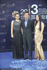 组图：孙宁美裙亮相蓝毯 于和伟挽李琳现身