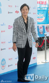 组图：神话李孝利等亮相20代选择颁奖礼蓝地毯