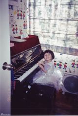 组图：邓紫棋童年照曝光 幼时已会多种乐器