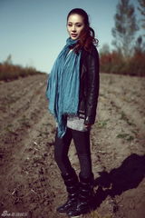 组图：邓紫衣片场写真曝光 自娱自乐享受自然