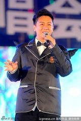 组图：陈浩民广西音乐节献唱 笑称自己最近很难过