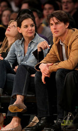 高清图：汤姆-克鲁斯夫妇观战湖人 甜蜜微笑秀恩爱