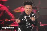 组图：陈奕迅多伦多开唱 头发直立造型搞怪