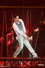 组图：张学友演唱会首场劲歌热舞 不服老摆一字马